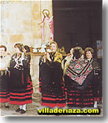 La mujeres sacando en procesión a Santa Águeda