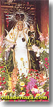 Imagen de la Virgen del Manto con las flores ofrecidas por los hijos de la villa